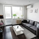 Ah Kuzmanyho Aircon 아파트 *