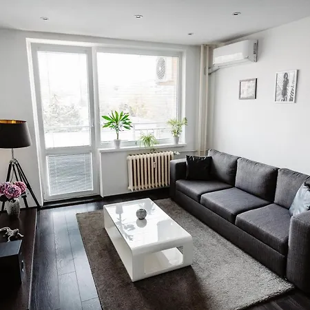 Ah Kuzmanyho Aircon Apartment *