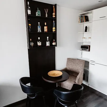 Ah Kuzmanyho Aircon Apartment *